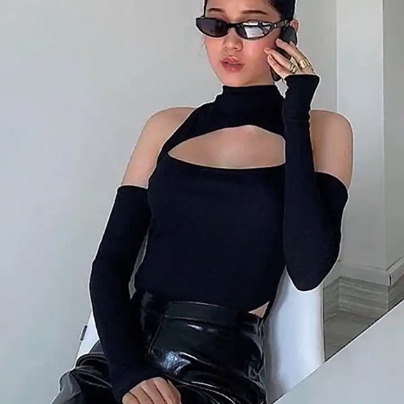 Black cold shoulder cut out long sleeve bodysuit - Picture 9 of 15